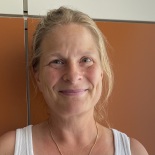 Barbara Kreitmayr trägt ein helles Shirt und lächelt freudlich in die Kamera.
