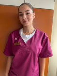 Cathandra Lisken trägt die pink-weiße Praxisuniform und schaut freundlich in die Kamera.