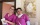 Frau Röth und Frau Köstak (beide medizinische Fachangestellte) stehen nahe bei einander und lächeln in die Kamera. Beide tragen die lila-weiß-farbenen Outfits der medizinischen Praxis in Diebach. Im Hintergrund das Gemälde eines Baumes in hellen Farben.
